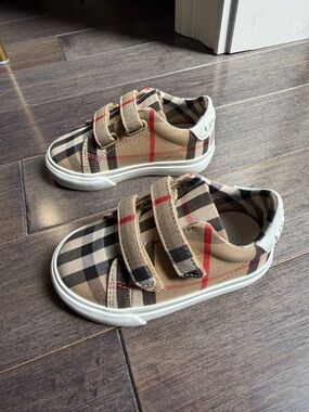Burberry baby sneakers -